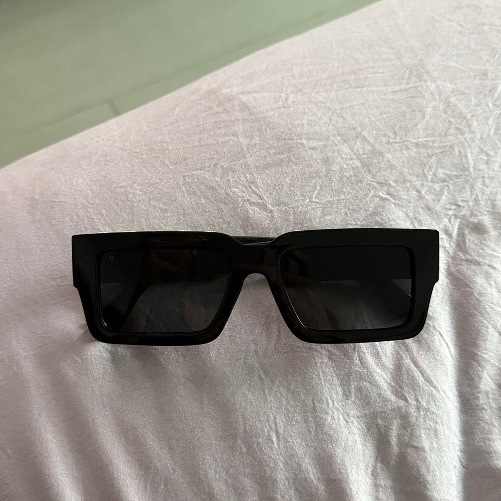 Chic Black Sunglasses